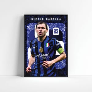 Pode incluir: Pôster emoldurado com Nicolo Barella em camisa de futebol preta e azul, número 23. O pôster tem um fundo azul em forma de mapa e o texto "NICOLO BARELLA" no topo.