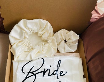 Bride gift box - Personalized wedding gift - Off-white - Personalized honeymoon gift - Bridal bathrobe - satin bonnet -