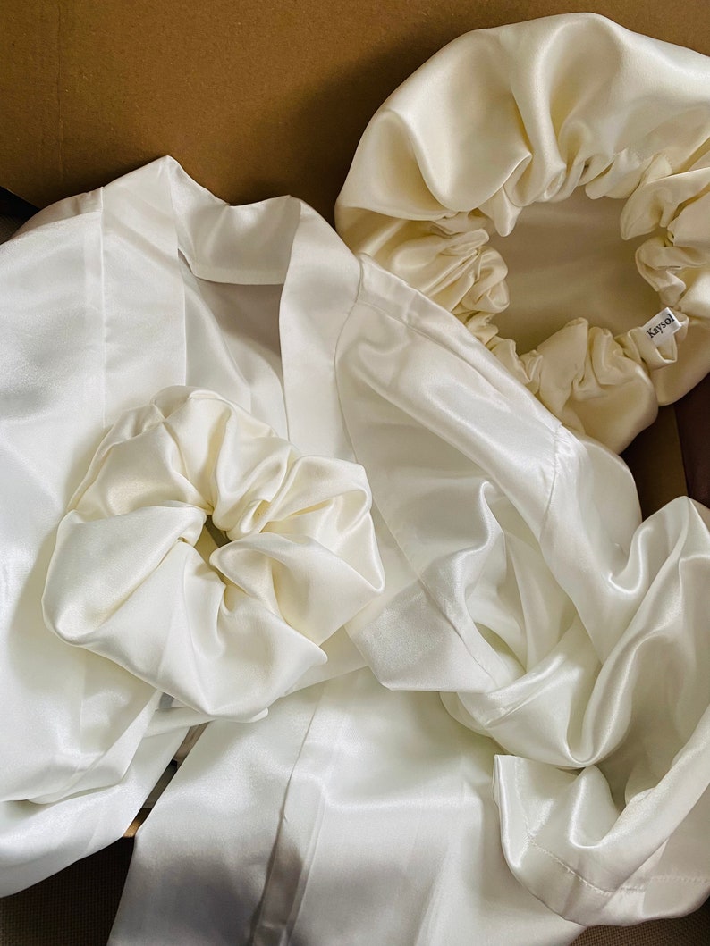 Box cadeau mariée Cadeau personnalisée mariage Blanc cassé Cadeau lune de miel personnalisée Peignoir mariée bonnet en satin image 5