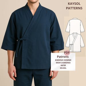 Può includere: Un accappatoio stile kimono blu navy con chiusura a portafoglio e cintura annodata. L'immagine include un modello PDF con il testo "Kaysol Patterns" e "Kimono Homme Men's Kimono 44/58 XS/4XL".