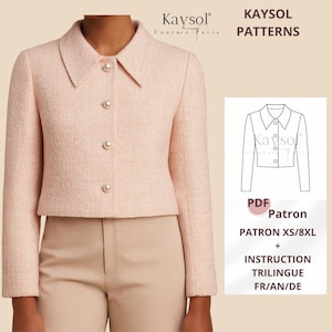 Könnte beinhalten: Hellrosa Tweedjacke mit klassischem Kragen und drei Perlmuttknöpfen. Die Jacke ist Teil eines Schnittmusters, mit der Marke "Kaysol" und dem Text "PATRON XS/8XL + INSTRUCTION TRILINGUE FR/AN/DE" sichtbar.