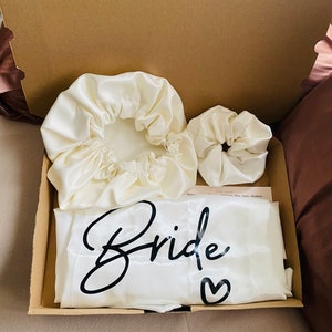 Box cadeau mariée Cadeau personnalisée mariage Blanc cassé Cadeau lune de miel personnalisée Peignoir mariée bonnet en satin image 2