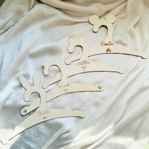 Petit cintre en bois personnalisé pour dressing bébé ou Enfant | avec prénom, motif au choix | Ourson, Lapin, Chat, Mickey | Mpapeterie