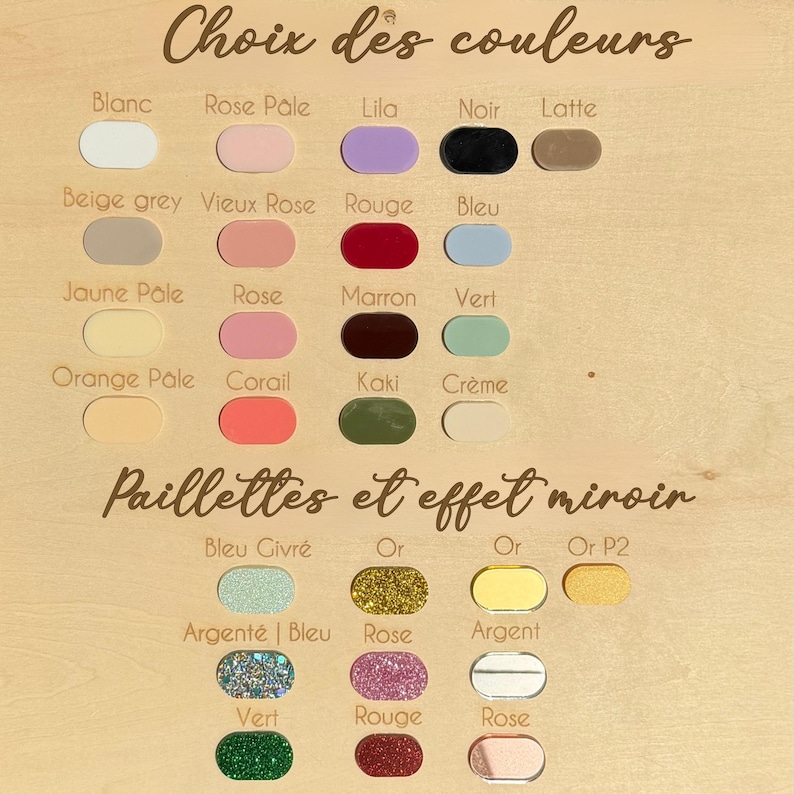 K&ouml;nnte beinhalten: Eine Farbkarte auf einer hellen Holzoberfl&auml;che mit Reihen ovaler Farbmuster. Der Text lautet Choix des couleurs und Paillettes et effet miroir. Die Muster zeigen verschiedene Volltonfarben, Glitzer-Finishes und spiegelnde Metallic-Effekte.