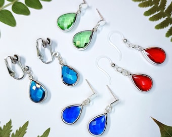 Boucles d'oreilles pendantes en forme de larme en verre avec crochets en plastique, clous hypoallergéniques avec tiges ou clips en acier inoxydable chirurgical en rouge, bleu/vert