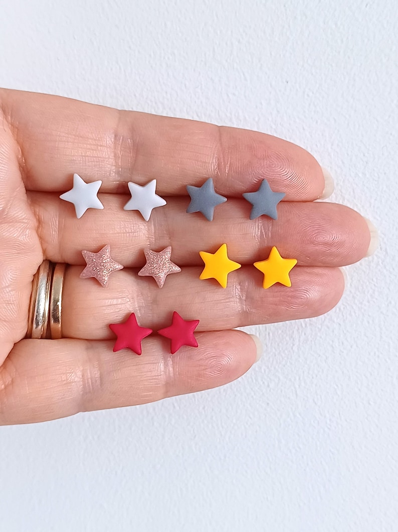 5 pairs of handheld star shaped stud earrings in grey, yellow, red and rose gold