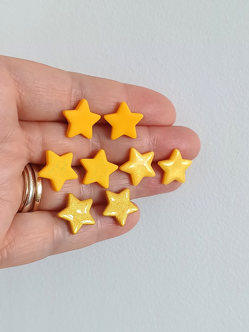 4 pairs of handheld yellow star shaped stud earrings
