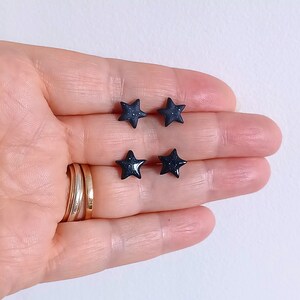 2 pairs of handheld black star shaped stud earrings