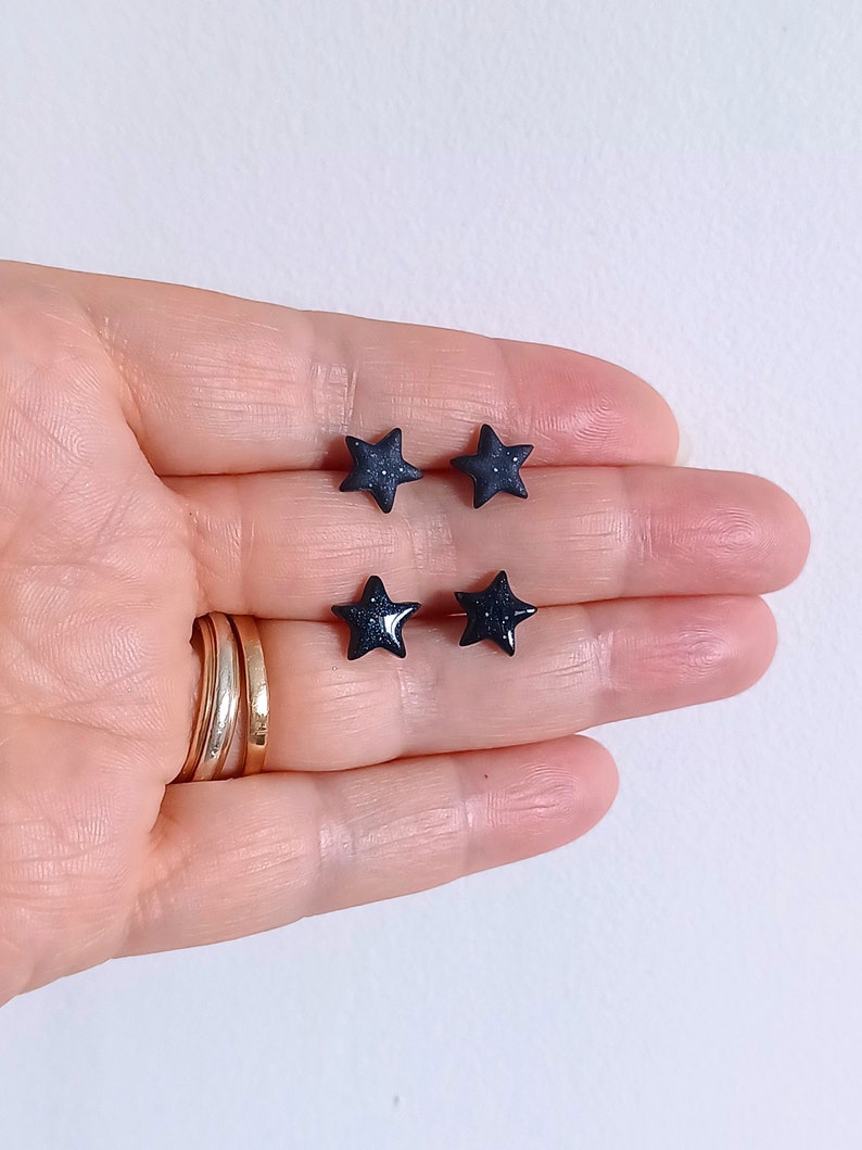 2 pairs of handheld black star shaped stud earrings