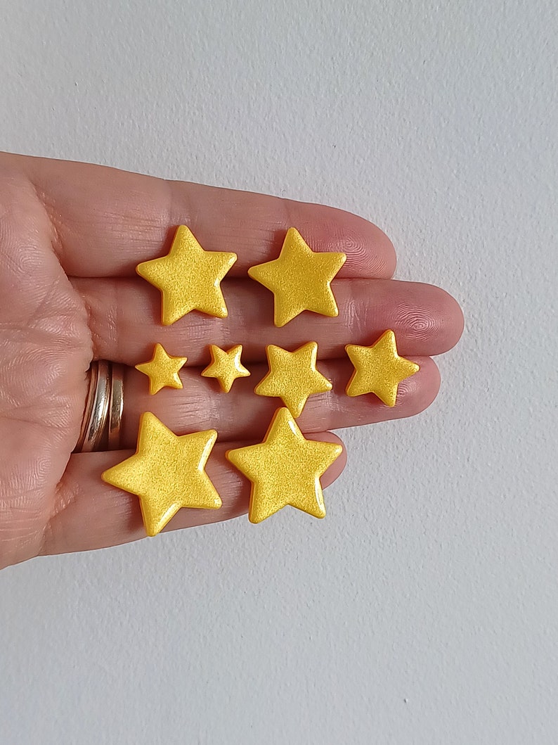 4 pairs of handheld yellow star shaped stud earrings