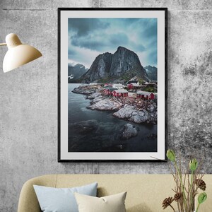 Una vista pittoresca del villaggio di Hamnøy nelle isole Lofoten. Case rosse, costa rocciosa. Poster su carta fotografica.