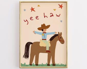 Puede incluir: Ilustración enmarcada de un vaquero montando un caballo marrón, con la frase "yee haw" encima. El vaquero lleva un sombrero marrón, una camisa azul y pantalones a rayas. La obra de arte tiene acentos de estrellas y está sobre un fondo beige.