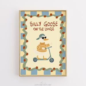 Pode incluir: Uma impressão artística emoldurada com um desenho de ganso numa scooter, usando óculos de sol e um boné. O texto "Silly Goose on the Loose" está no topo. A obra de arte tem um fundo amarelo com uma borda azul e vermelha.