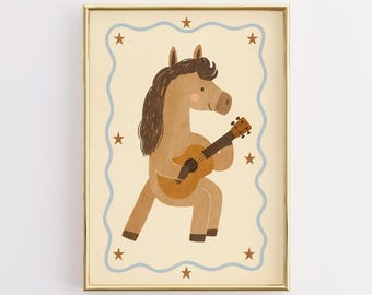Puede incluir: Una impresión artística enmarcada que presenta un caballo de dibujos animados tocando la guitarra. El caballo es marrón con una melena y cola marrón oscuro. El fondo es amarillo claro con un borde ondulado azul y estrellas marrones. El marco es dorado.