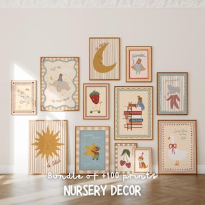 Puede incluir: Una colección de láminas artísticas enmarcadas para guardería. Las láminas presentan ilustraciones caprichosas de animales, cuerpos celestes y citas inspiradoras. La paleta de colores incluye amarillos, azules y rojos suaves. El texto "Bundle of +100 prints" y "NURSERY DECOR" son visibles.