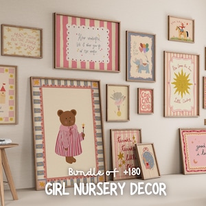 Op de afbeelding: Een verzameling ingelijste kunstafdrukken voor een meisjeskamer, met illustraties van een kasteel, een teddybeer en inspirerende citaten. Het kleurenpalet omvat roze, beige en bruine tinten. De tekst "Bundle of +180 GIRL NURSERY DECOR" is zichtbaar.