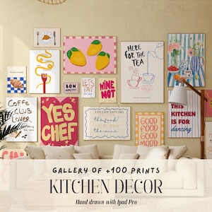 Puede incluir: Una colección de estampados coloridos con temática de cocina con varios diseños y textos, incluyendo "Yes Chef", "Wine Not", "Good Food Good Mood" y "This Kitchen is for Dancing". Los estampados se muestran en una pared blanca sobre un sofá blanco.