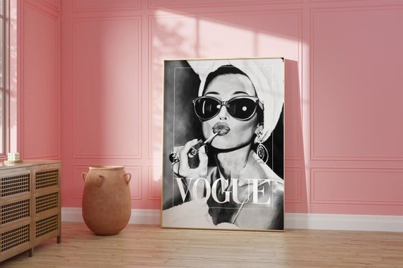  Bedroom Canvas Wall Art Girl Reading Fashion Magazine Picture  Print on Canvas Bathroom Wall Decor Modern Female Room Chanel Decor Artwork  Wall Decorations for Teen Girls Room Inspirational Poster: Posters 
