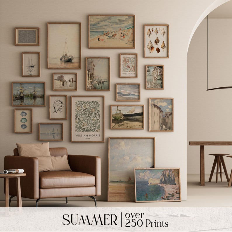 Puede incluir: Una pared de galer&iacute;a con una variedad de estampados enmarcados, que incluyen paisajes marinos, paisajes y dise&ntilde;os abstractos. Los estampados est&aacute;n dispuestos en un patr&oacute;n de cuadr&iacute;cula en una pared beige claro. La pared est&aacute; decorada con un sill&oacute;n de cuero marr&oacute;n y una peque&ntilde;a mesa de madera. El texto "SUMMER | over 250 Prints" se muestra en la parte inferior de la imagen.