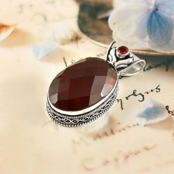 Pendentif En Argent Sterling Avec Grenat Rouge Naturel - Pierre Ovale 70 Carats Environ - Neuf Avec étiquettes, Inde