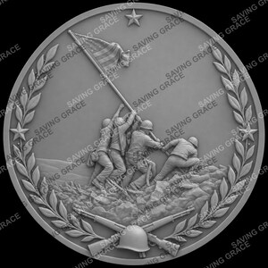 Könnte beinhalten: Eine kreisförmige graue Reliefplatte, die die Flaggenhissung von Iwo Jima mit vier Figuren, einer Flagge und felsigem Gelände zeigt. Das Design ist von Lorbeerzweigen, zwei Sternen und zwei gekreuzten Gewehren über einem Helm umrahmt.