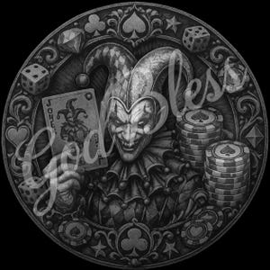 Könnte beinhalten: Schwarz-Weiß-Illustration eines Narren, der eine Joker-Spielkarte hält, umgeben von Würfeln, Pokerchips und Kartensymbolen. Der Text "God Bless" ist überlagert. Der Narr hat ein finsteres Grinsen.