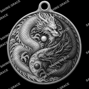 Könnte beinhalten: Ein kreisförmiger silberfarbener Anhänger mit einem detaillierten Relief zweier Drachen, die in einer Yin-Yang-Form ineinander verschlungen sind. Jeder Drache hat strukturierte Schuppen, fließende Mähnen und scharfe Krallen sowie eine kleine Kugel.