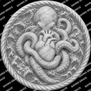 Può includere: Un bassorilievo circolare raffigurante un polpo dettagliato con i tentacoli avvolti attorno a un cuore umano anatomico centrale, su uno sfondo di onde oceaniche stilizzate, il tutto racchiuso in un bordo spesso con trama a corda.