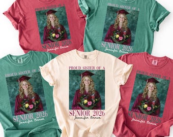 Koszulka z okazji ukończenia szkoły Comfort Colors z nadrukiem „Proud Family Graduation Shirt”, koszulka dla absolwentów 2026, spersonalizowana koszulka z nadrukiem ze zdjęciem, koszulka retro Grad 2026, pasująca koszulka z nadrukiem