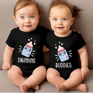Lustiges trinkendes Baby Shirt, Zwillingsbabys passendes T-Shirt, Neugeborenen Geschenk Shirt, Zwillings Mama Geschenk T-Shirt, süßes Zwillings Geschwister Shirt