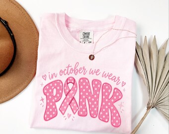 Camiseta Comfort Colors® "En octubre vestimos de rosa", camiseta de concienciación de octubre, camiseta con lazo rosa.