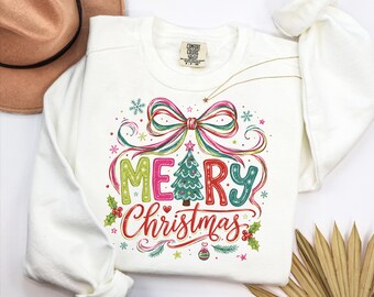 Sudadera Merry Christmas Comfort Colors®, camiseta con árbol de Navidad, camiseta con lazo de luces navideñas.