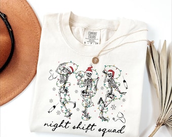 Camiseta navideña Skeleton Nurse Comfort Colors®, sudadera navideña médica, camiseta navideña Night Shift Squad