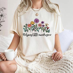 Blumen Lehrer T-shirt, helfen kleinen Köpfen wachsen Shirt, Kindergärtnerin Lehrer T-shirt, Blumen Lehrer Sweatshirt, ersten Tag Schule T-Shirt