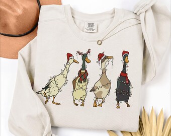 Sudadera navideña Comfort Colors® con diseño de pato, camiseta navideña con diseño de pato y luces, camiseta de regalo para amantes de los animales en estas fiestas.
