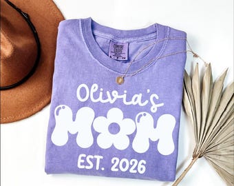 Koszulka Comfort Colors Custom Mom Est 2026, Koszulka Retro Flower Mama, Koszulka Groovy na Dzień Matki, Bluza z prezentem dla nowej mamy, Koszulka Mommy Est