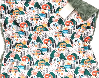 Couverture Lovey Camping Adventures | Couverture de sécurité douce et câline |  Cadeau de naissance pour fille | Lovey fait main pour bébé | Décoration d'extérieur pour chambre de bébé