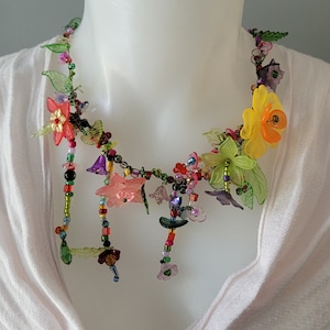 Flower necklace handmade   elegant summer vibes necklace,gift for her,gift for Mom,unique necklace/anniversary jewelry/beads jewelry