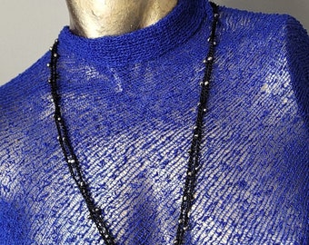 Collar llamativo de lana de fieltro, cuentas azules y ojales negros