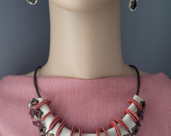 Conjunto de joyería de cuero hecho a mano con detalles florales de latón.