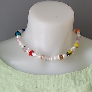 キノコの邪眼パールネックレス、ランプワークビーのアクセント