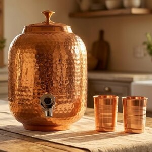 Handgefertigter Wasserspender aus gehämmertem Kupfer, 5 Liter, mit 2 Gläsern (300 ml) | Tischgerät | Einzugsgeschenk | 3er-Set