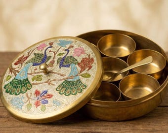 Handbeschilderde messing kruidenbox met pauwenmotief | Indiase kruidenbox voor keuken en eetkamer | Traditioneel cadeau voor haar | Masala Dani | Aakarshan Kala