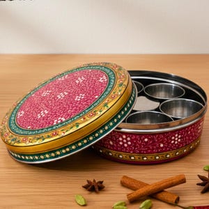 手描きのスパイスボックス：インドのマサラダニ（7つの容器付き