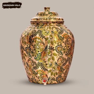 Könnte beinhalten: Ein Wasserspender aus Kupfer mit rundem Körper und passendem Deckel, verziert mit einem detaillierten, mehrfarbigen Blumen- und Paisley-Muster in Grün-, Orange- und Gelbtönen. Ein kleiner Metallhahn mit rotem Akzent befindet sich am Boden.