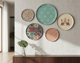 Jaipur-inspirerade väggtallrikar med traditionell konst | Heminredning | Traditionell elegant metallväggdekor för vardagsrum, set om 5, Aakarshankala