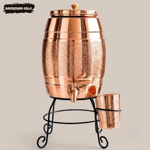 Präglad vattendispenser i ren koppar, 5 l med kran, stativ och glas (275 ml) | Handgjord vattenbehållare för bänkskiva | Inflyttningspresent