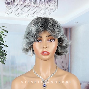 Gray short Wavy wig with black head Centre-parted fringes for Women Sliver White Synthetic Hair