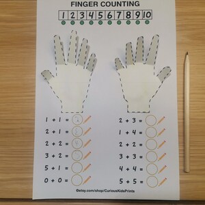 Könnte beinhalten: Ein druckbares Arbeitsblatt für Kinder, um Fingerzählen und einfache Additionsprobleme zu üben. Das Arbeitsblatt zeigt zwei Handumrisse mit gestrichelten Linien und Kreisen zum Schreiben von Antworten. Das Arbeitsblatt enthält den Text "Finger Counting" und die Zahlen 1 bis 10.
