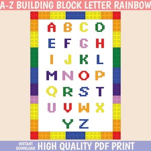 Op de afbeelding: Een afdrukbare alfabetkaart met letters gemaakt van kleurrijke bouwstenen. De letters zijn gerangschikt in de volgorde van de regenboog, met rood, oranje, geel, groen, blauw, indigo en violet.